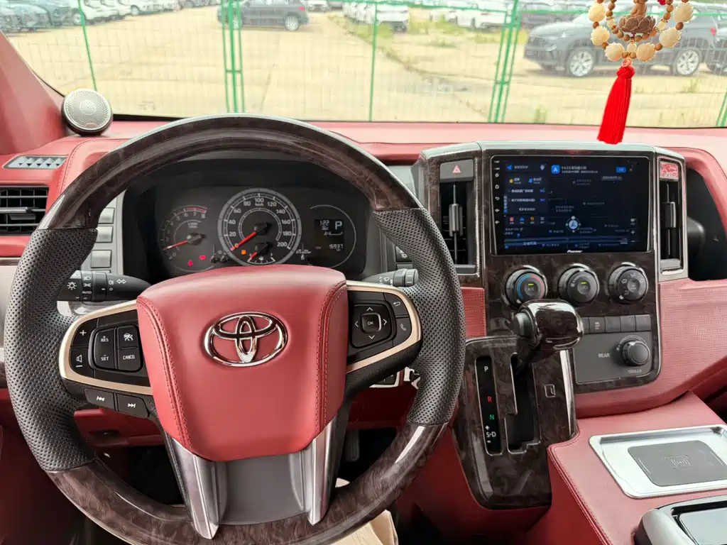Toyota Hiace 2023 — фото 15