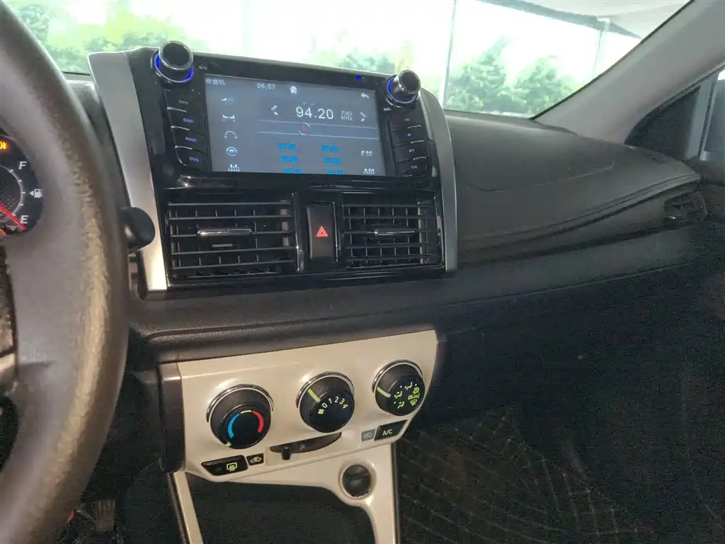 Toyota Yaris L 2015 — фото 10