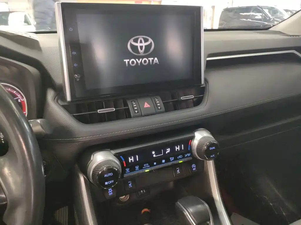 Toyota RAV4 2022 — фото 13