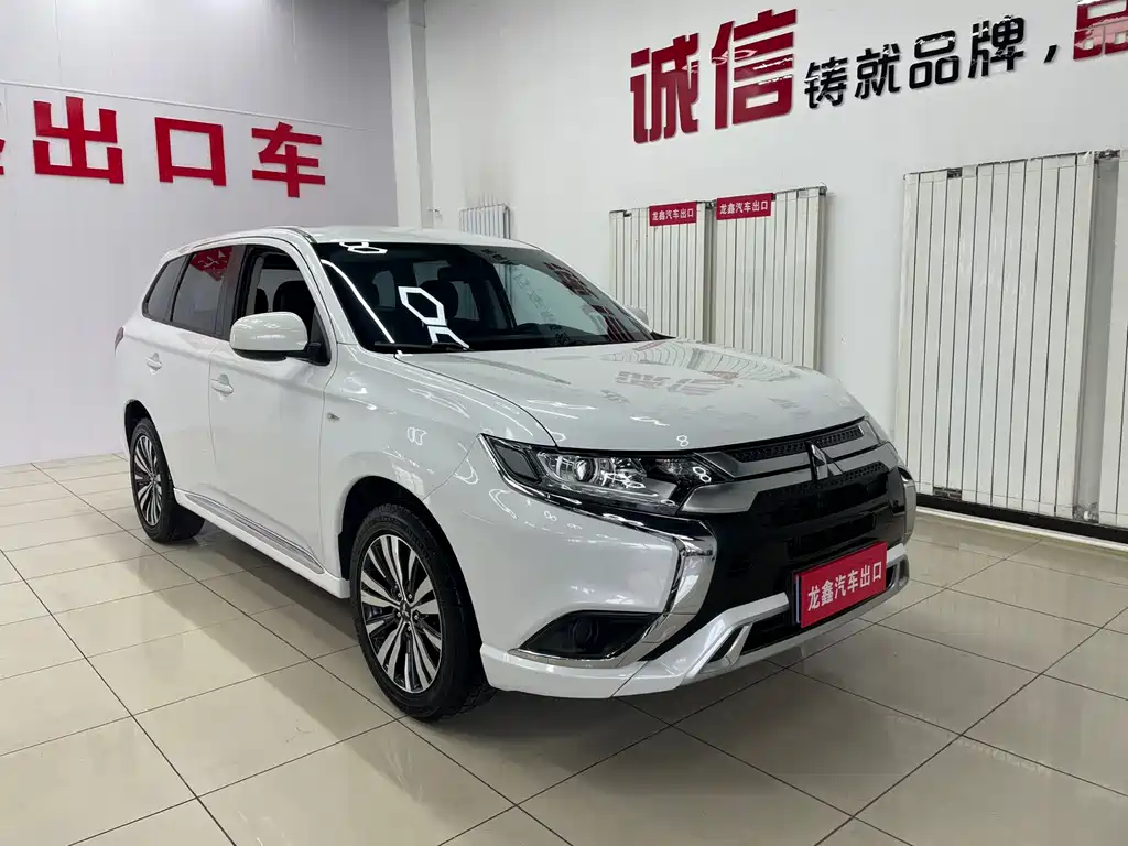Mitsubishi Outlander 2022 — фото 3