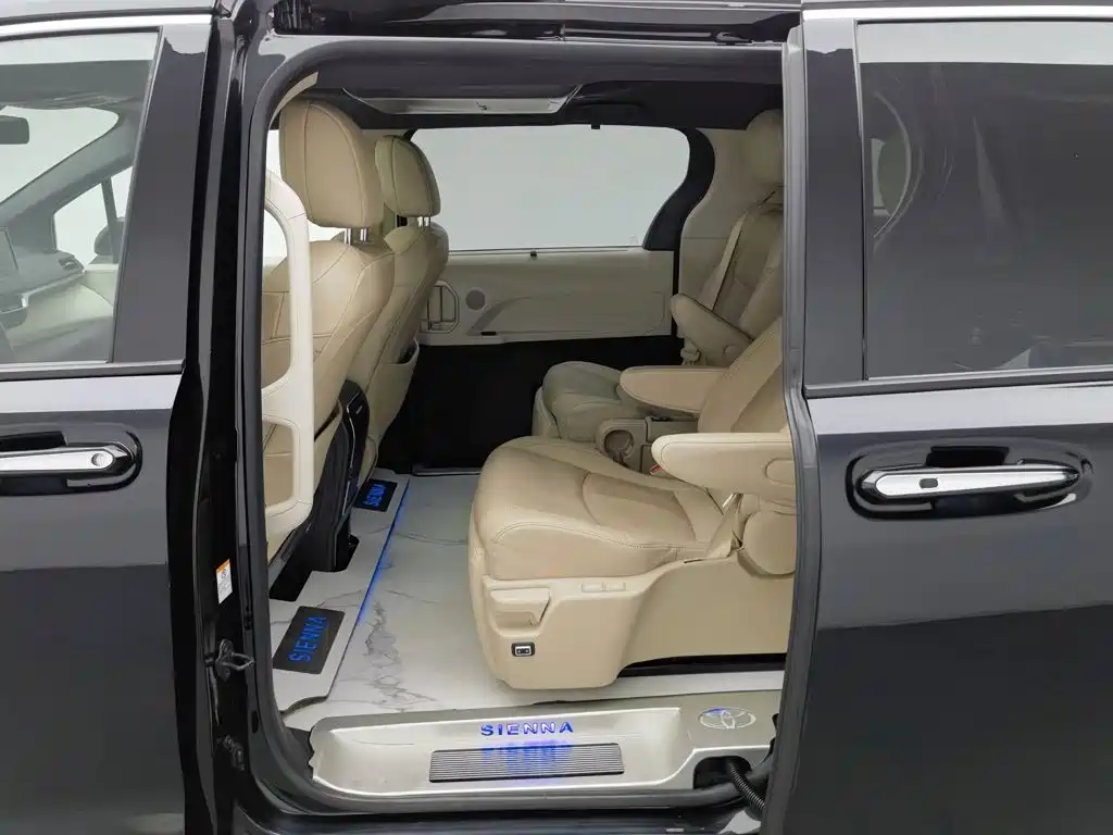 Toyota Sienna 2023 — фото 15