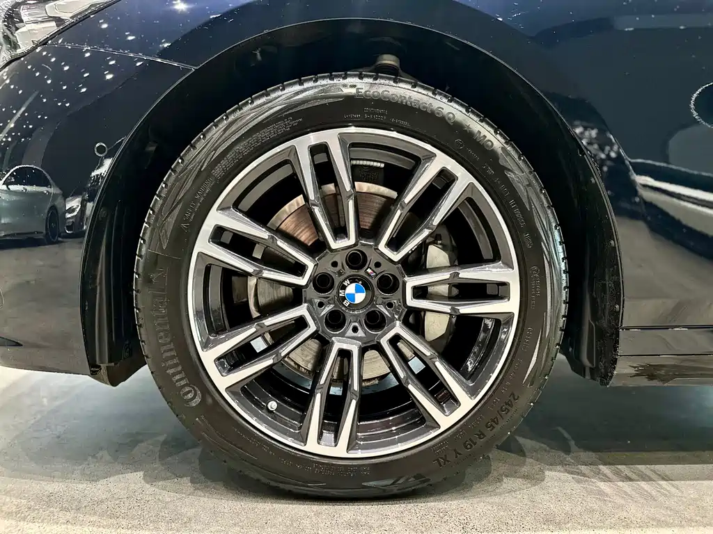 BMW 5 Series 2025 — фото 17