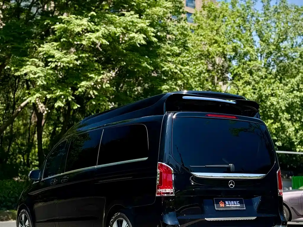 Mercedes-Benz V-Class 2023 — фото 17