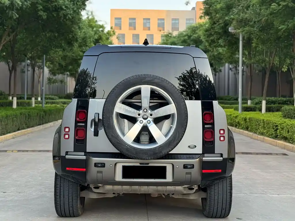 Land Rover Defender 2022 — фото 18