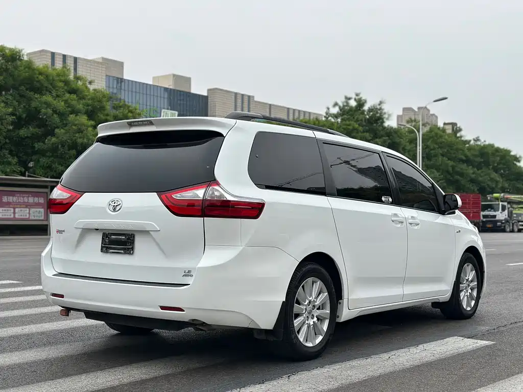 Toyota Sienna 2017 — фото 14