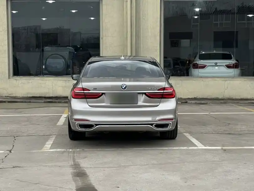 BMW 7 Series 2017 — фото 12