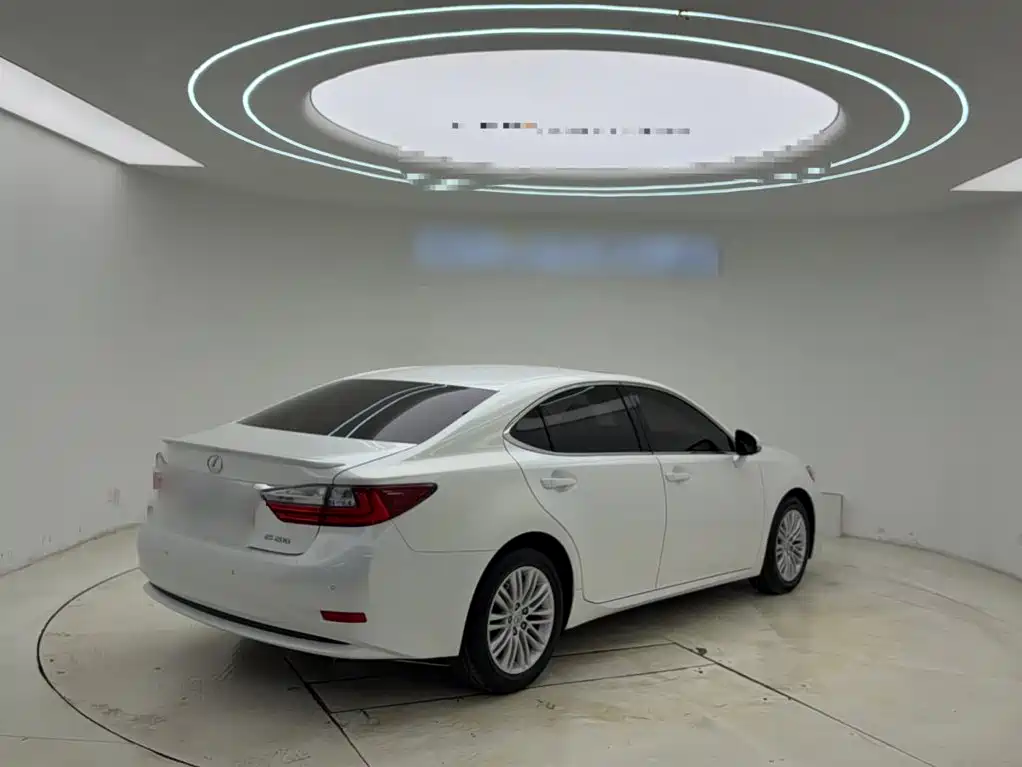 Lexus ES 2018 — фото 23