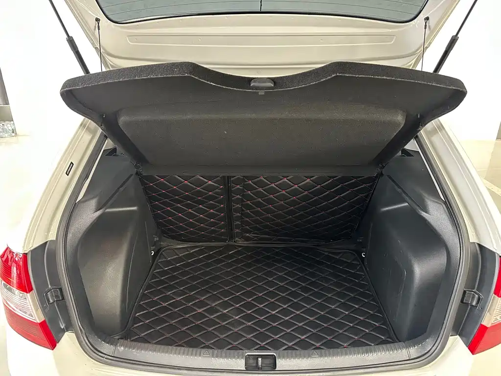 Skoda Rapid Spaceback 2016 — фото 11