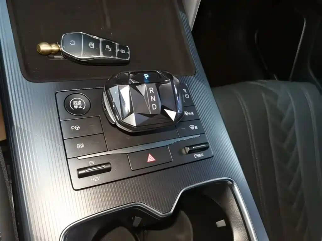 BYD L DM-i 2025 — фото 14