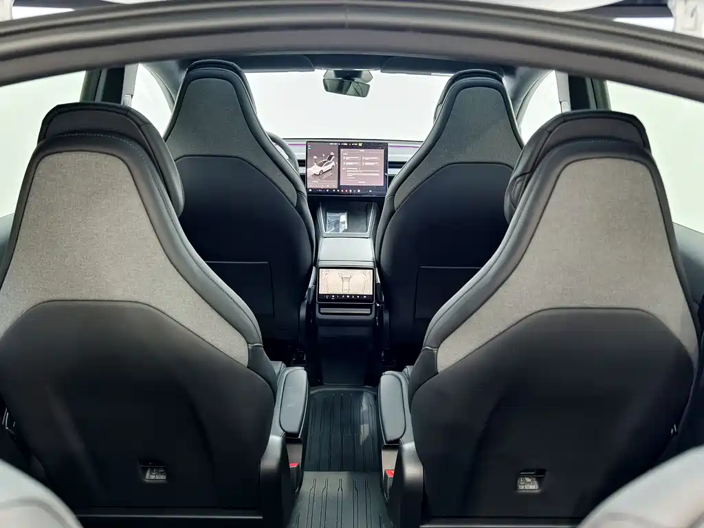 Tesla Model Y L 2025 — фото 11