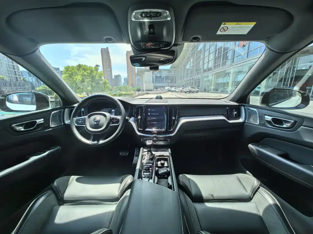 Volvo XC60 2019 — фото 10