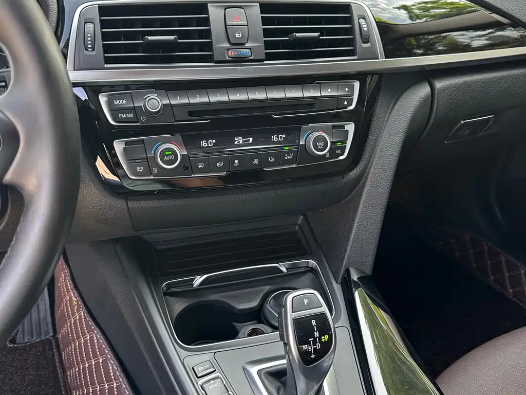 BMW 3 Series 2018 — фото 12