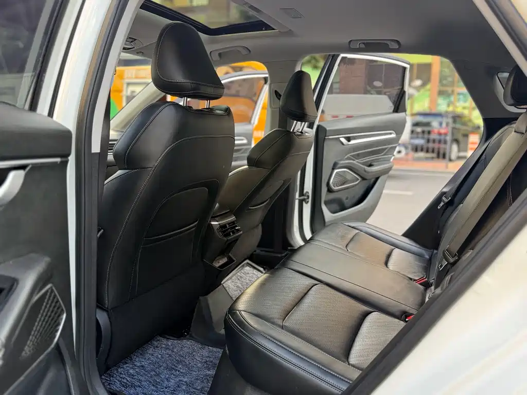 Geely Emgrand 2022