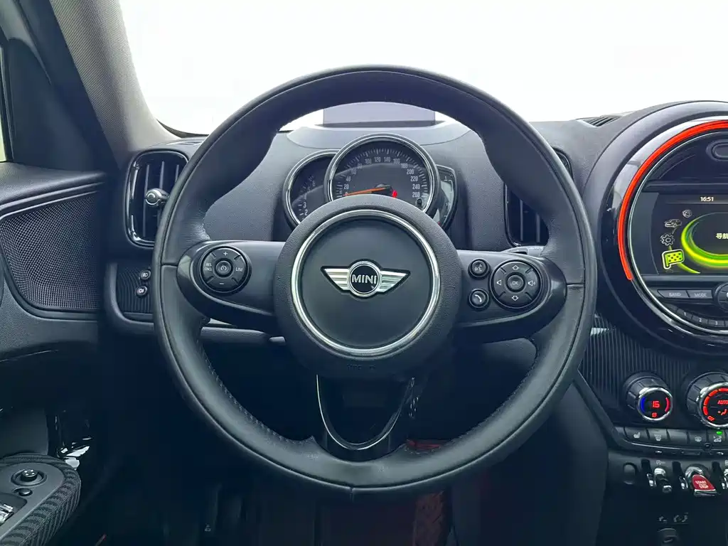 MINI Countryman 2018 — фото 17
