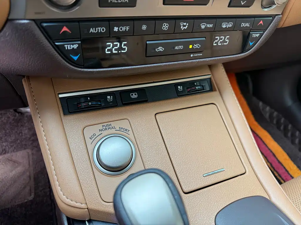 Lexus ES 2017 — фото 13