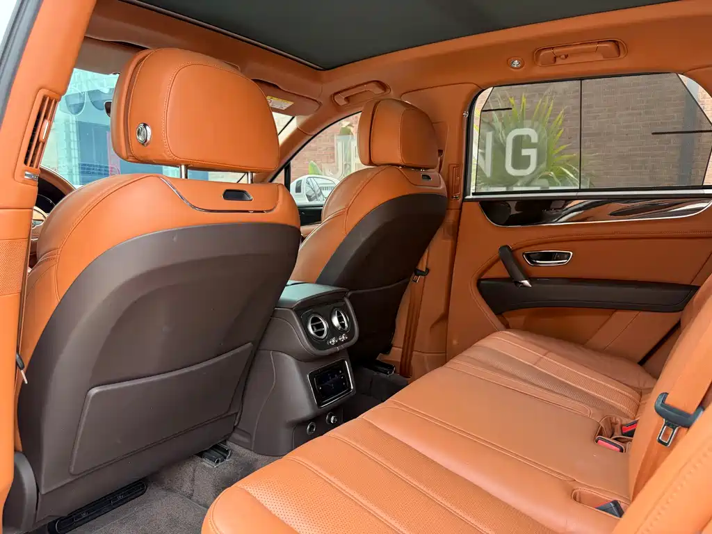 Bentley Bentayga 2019 — фото 10