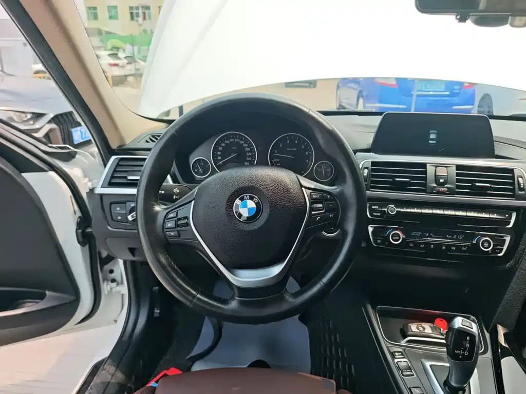 BMW 3 Series 2018 — фото 11