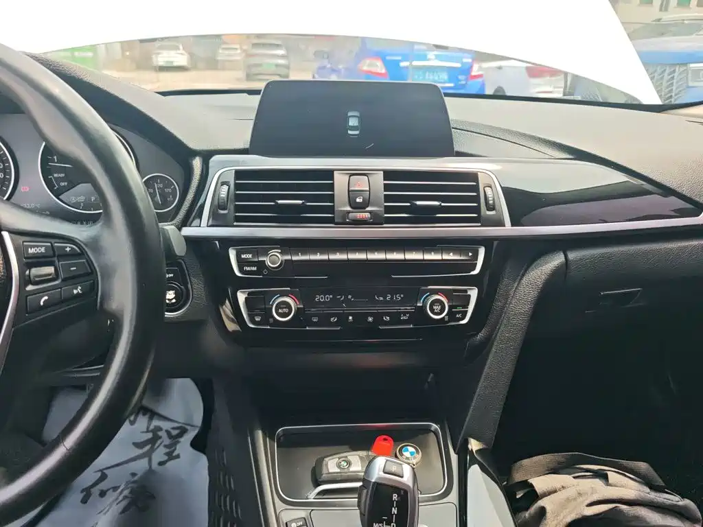 BMW 3 Series 2018 — фото 13