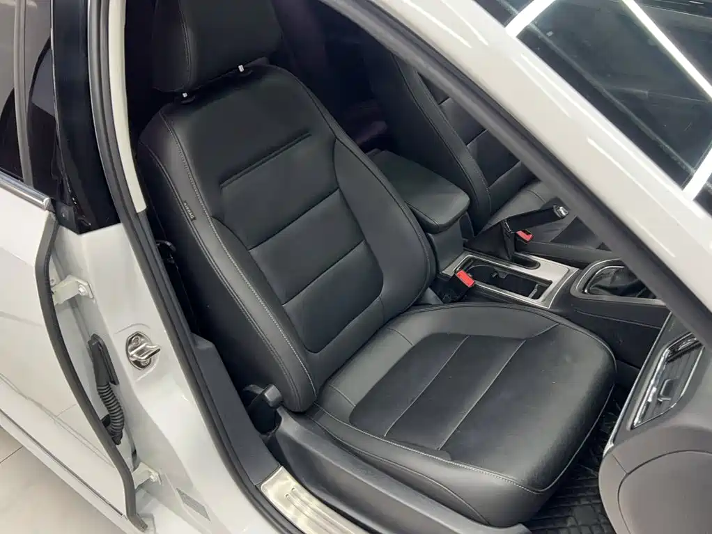 Volkswagen Sagitar 2016