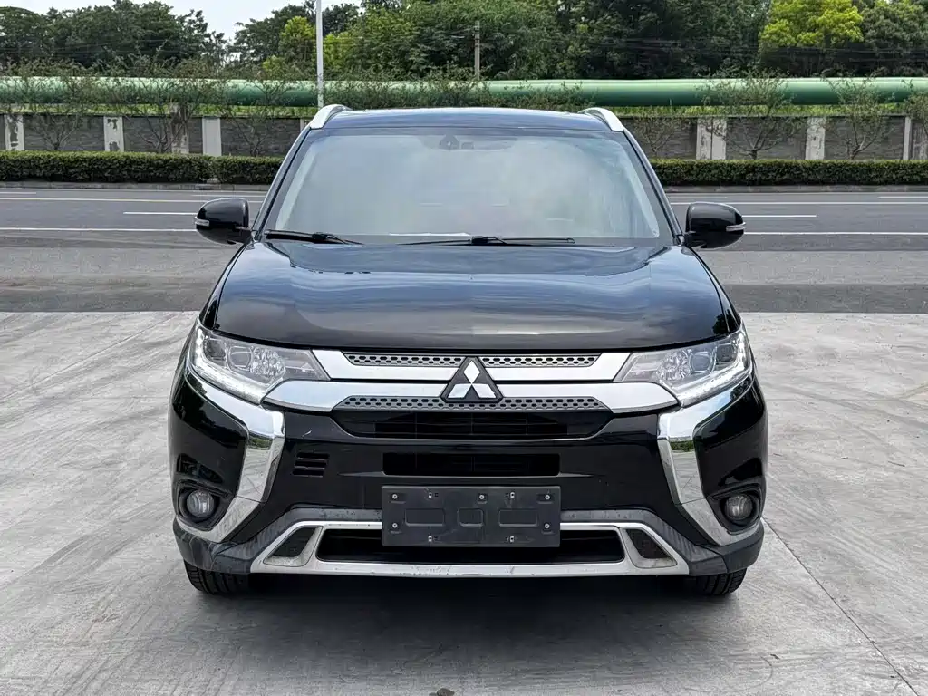 Mitsubishi Outlander 2018 — фото 2