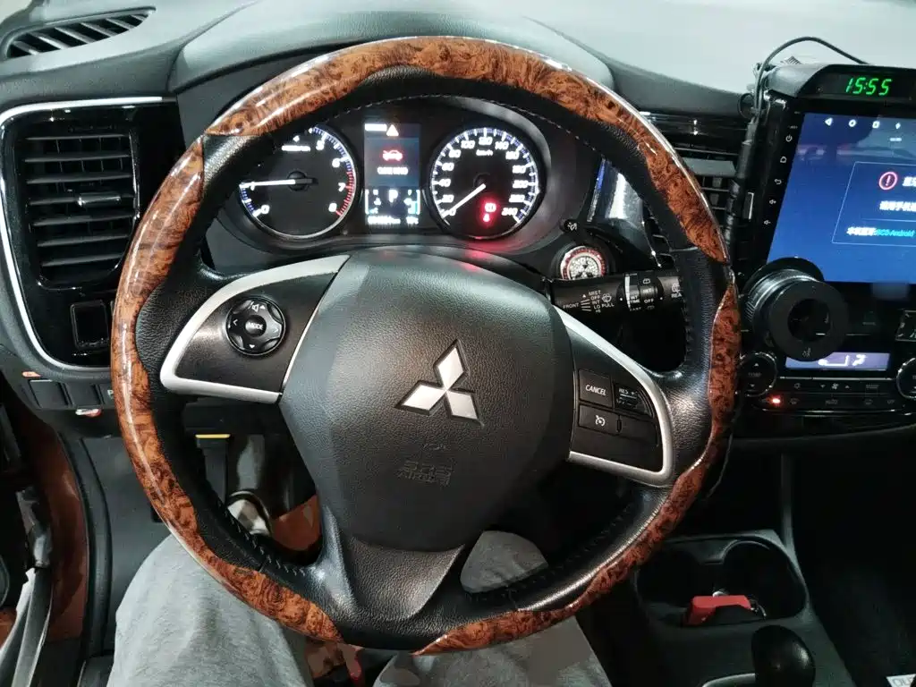 Mitsubishi Outlander 2015