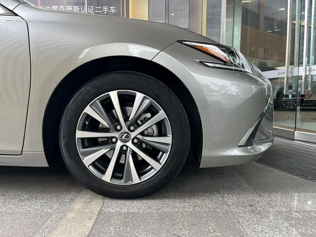 Lexus ES 2020 — фото 7