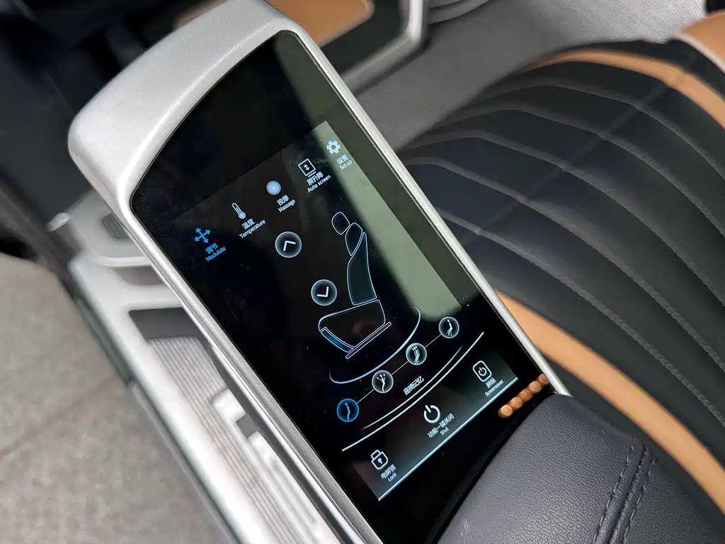 Mercedes-Benz V-Class 2023 — фото 18