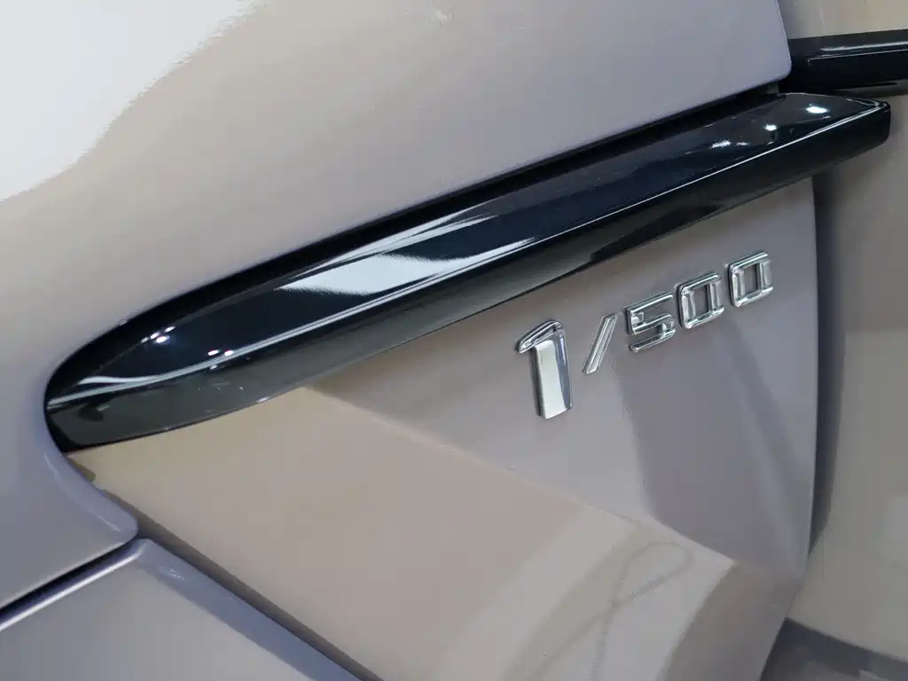 Aston Martin DBX 2021 — фото 19