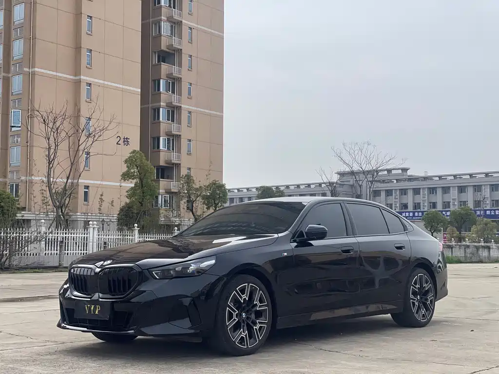 BMW 5 Series 2025 — фото 1