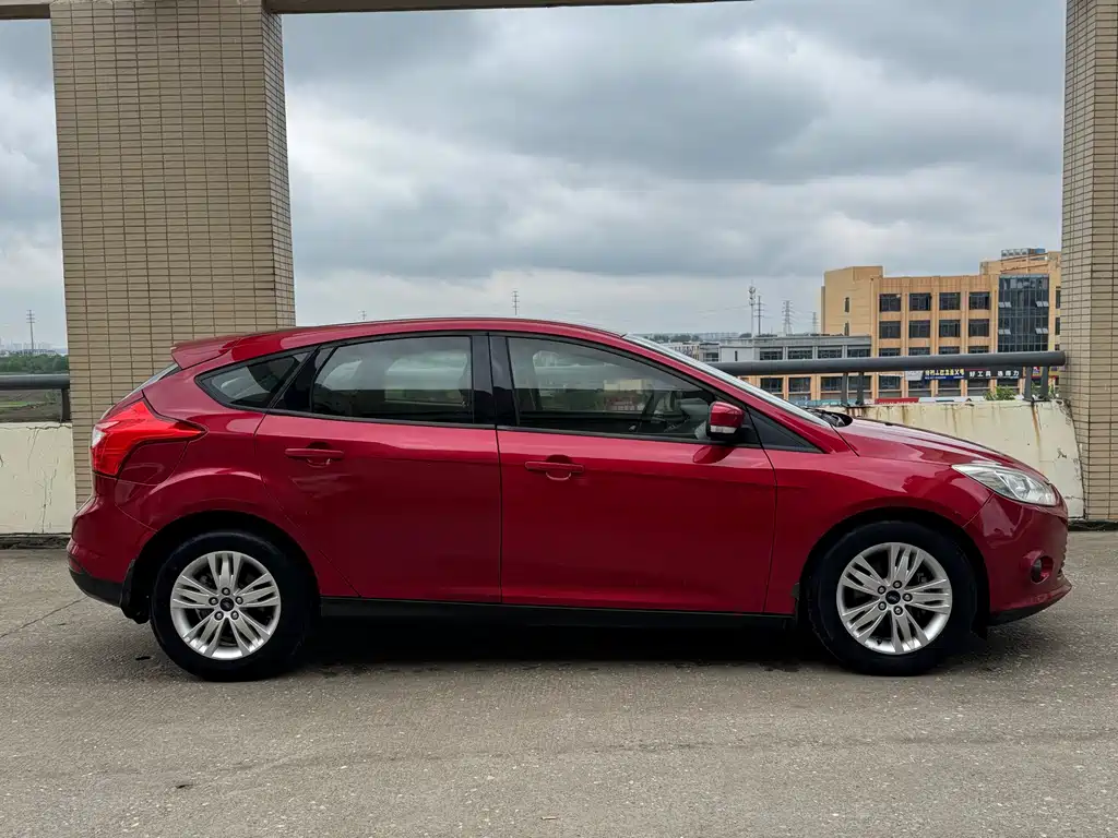 Ford Focus 2014 — фото 11