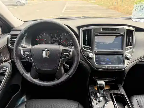 Toyota Crown 2016
