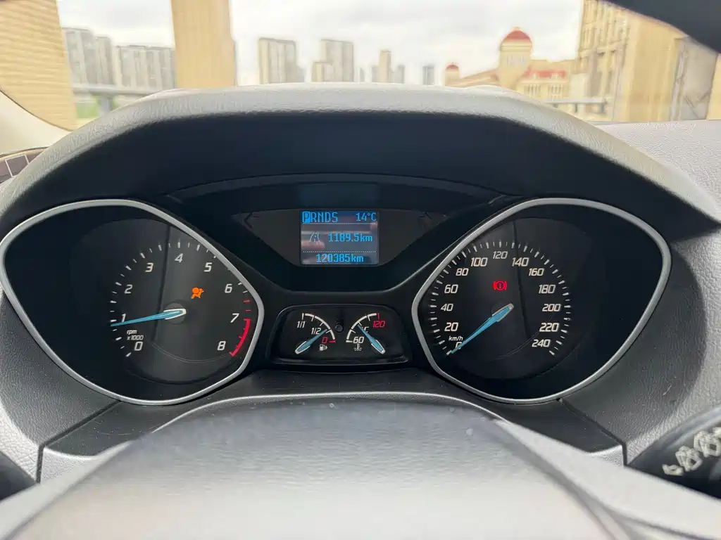 Ford Focus 2014 — фото 10