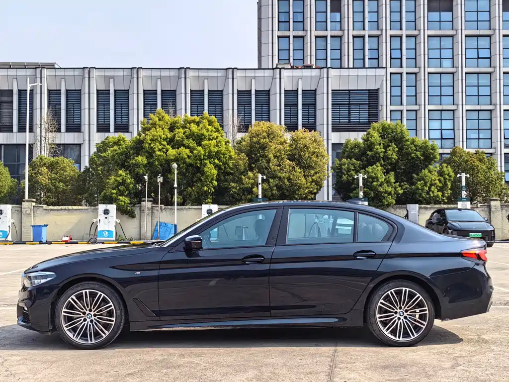 BMW 5 Series 2019 — фото 6