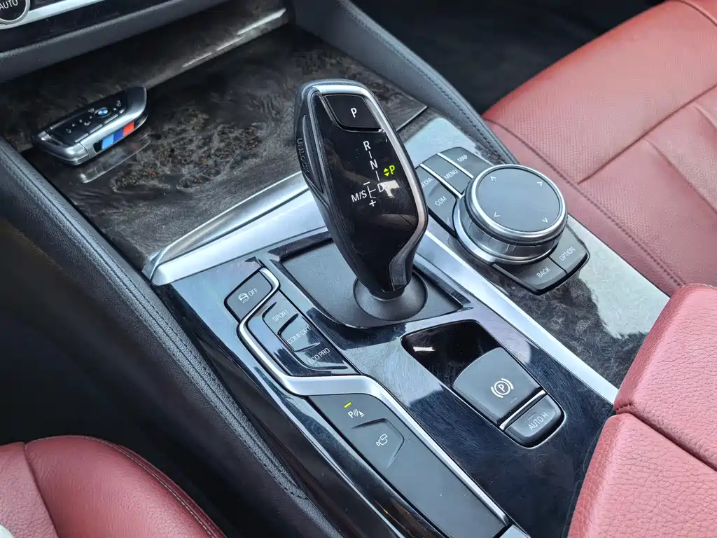 BMW 5 Series 2019 — фото 20