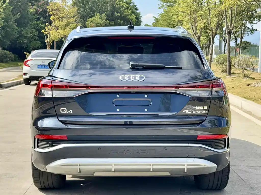 Audi Q4 e-tron 2023 — фото 6