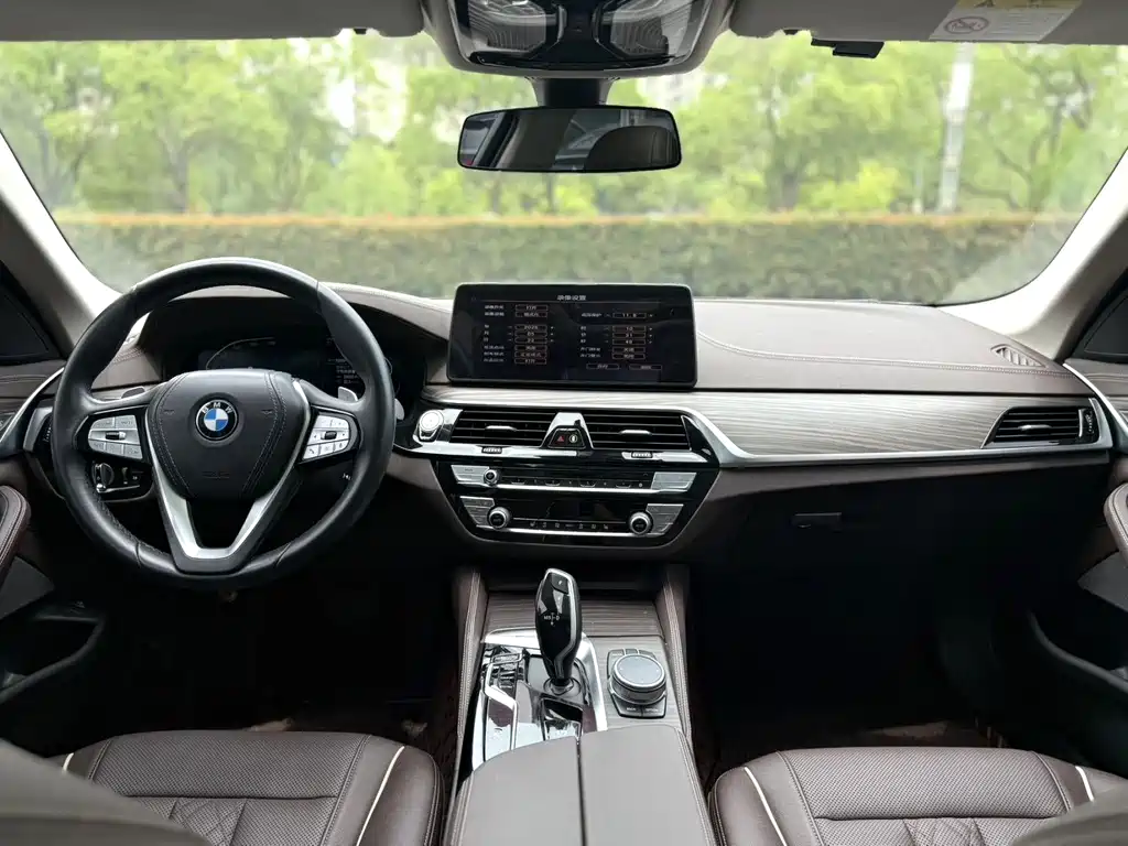 BMW 5 Series 2021 — фото 12