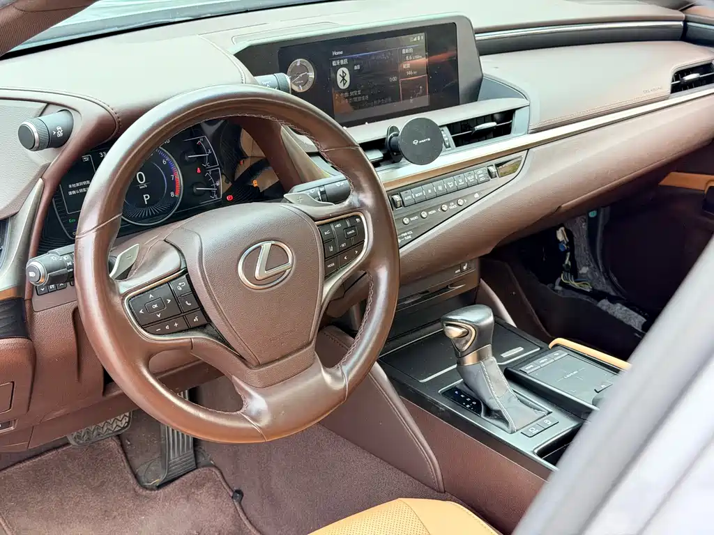 Lexus ES 2020 — фото 11