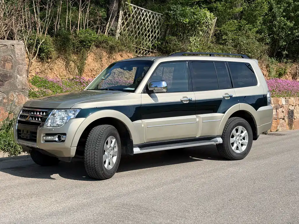 Mitsubishi Pajero 2016 — фото 9
