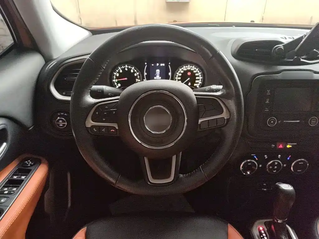 Jeep Renegade 2017 — фото 11