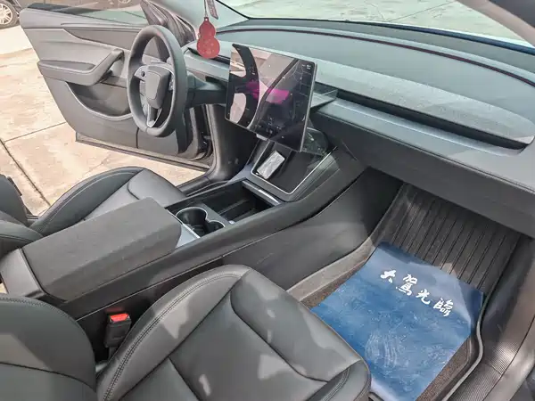 Tesla Model Y 2025