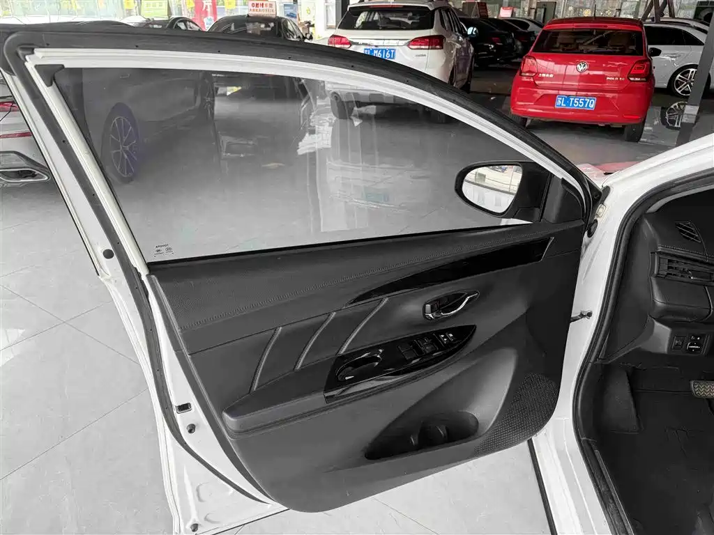 Toyota Yaris L 2021