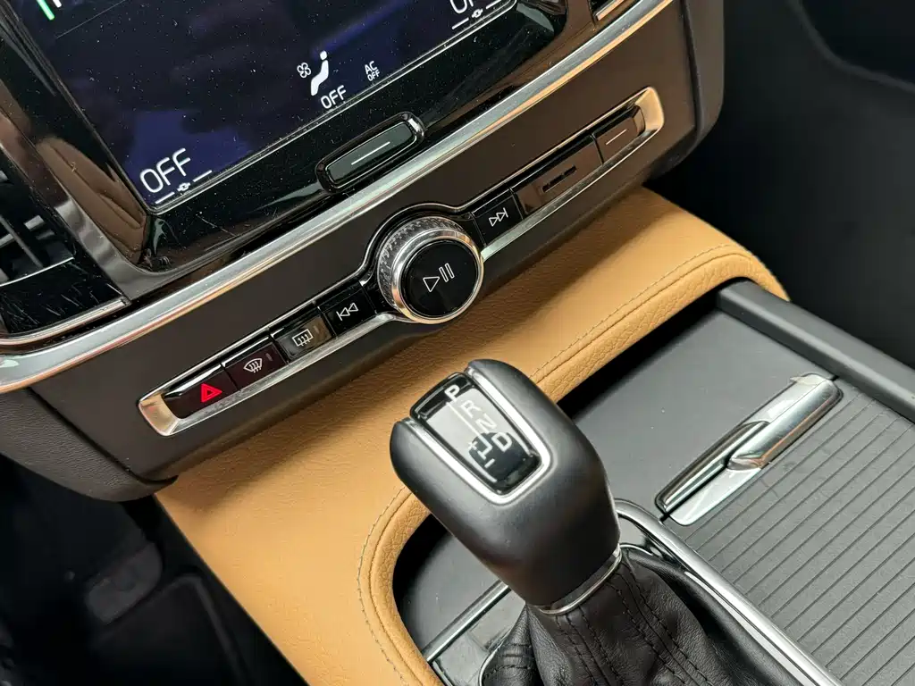 Volvo S90 2017 — фото 13