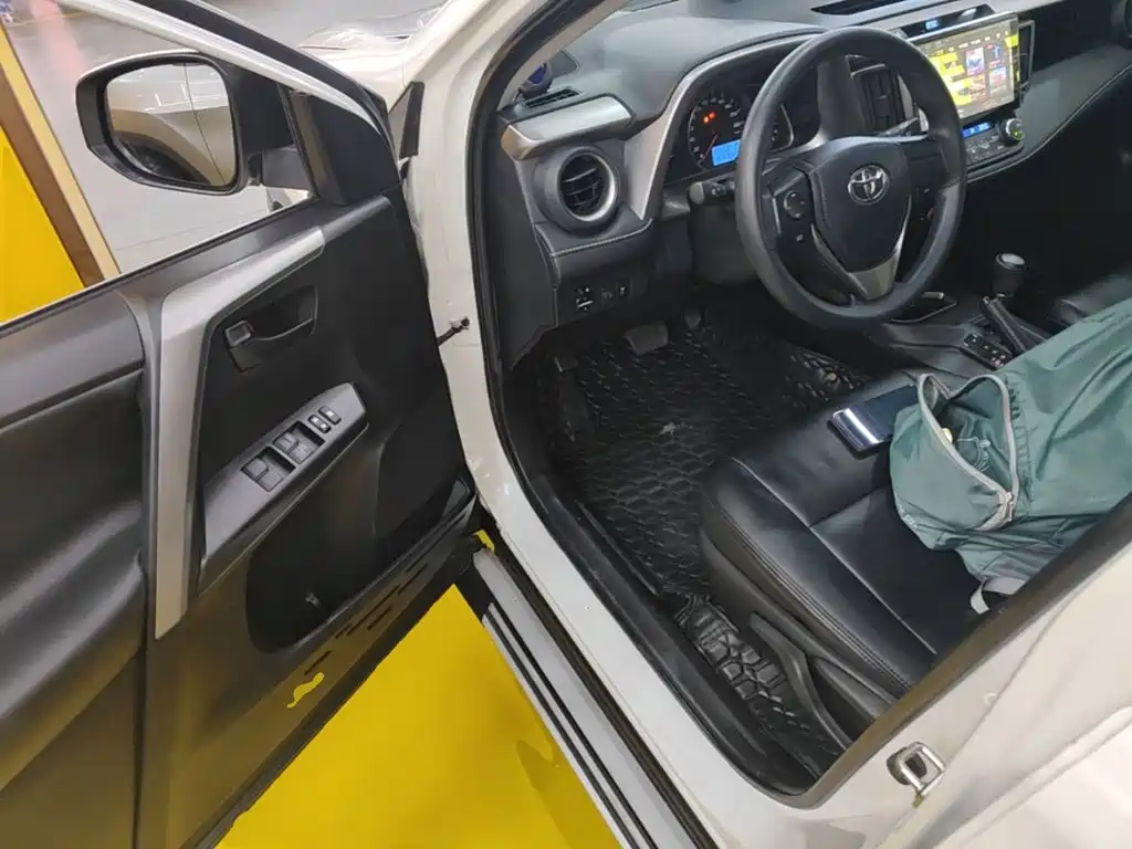 Toyota RAV4 2019 — фото 12