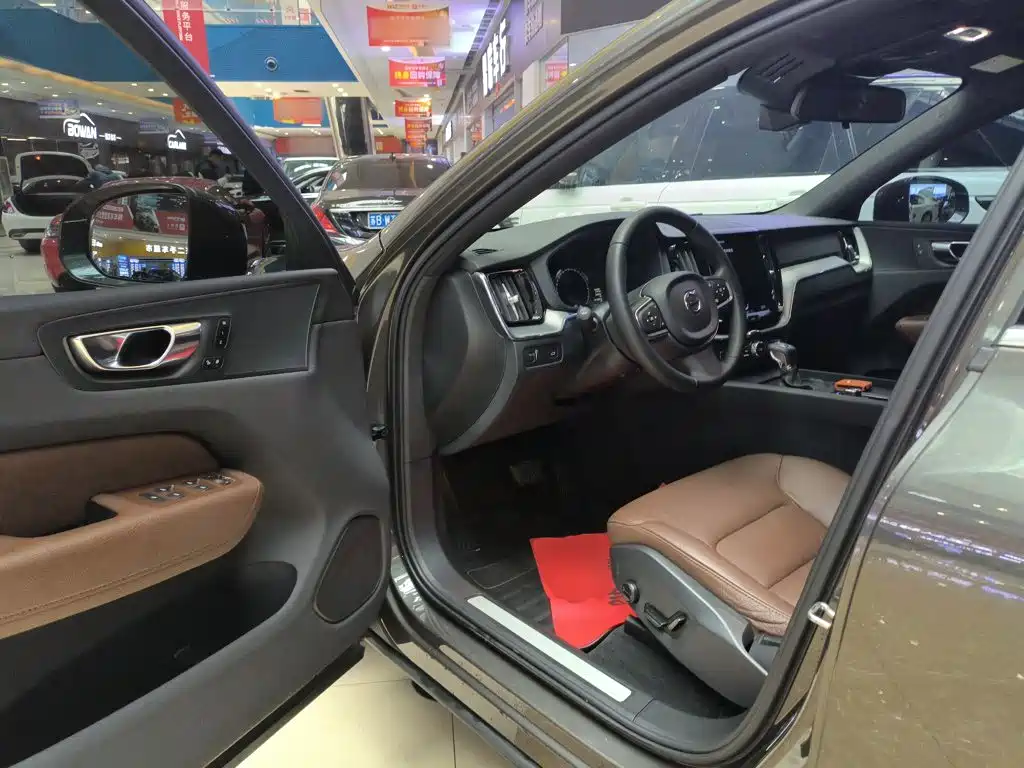 Volvo XC60 2020 — фото 12