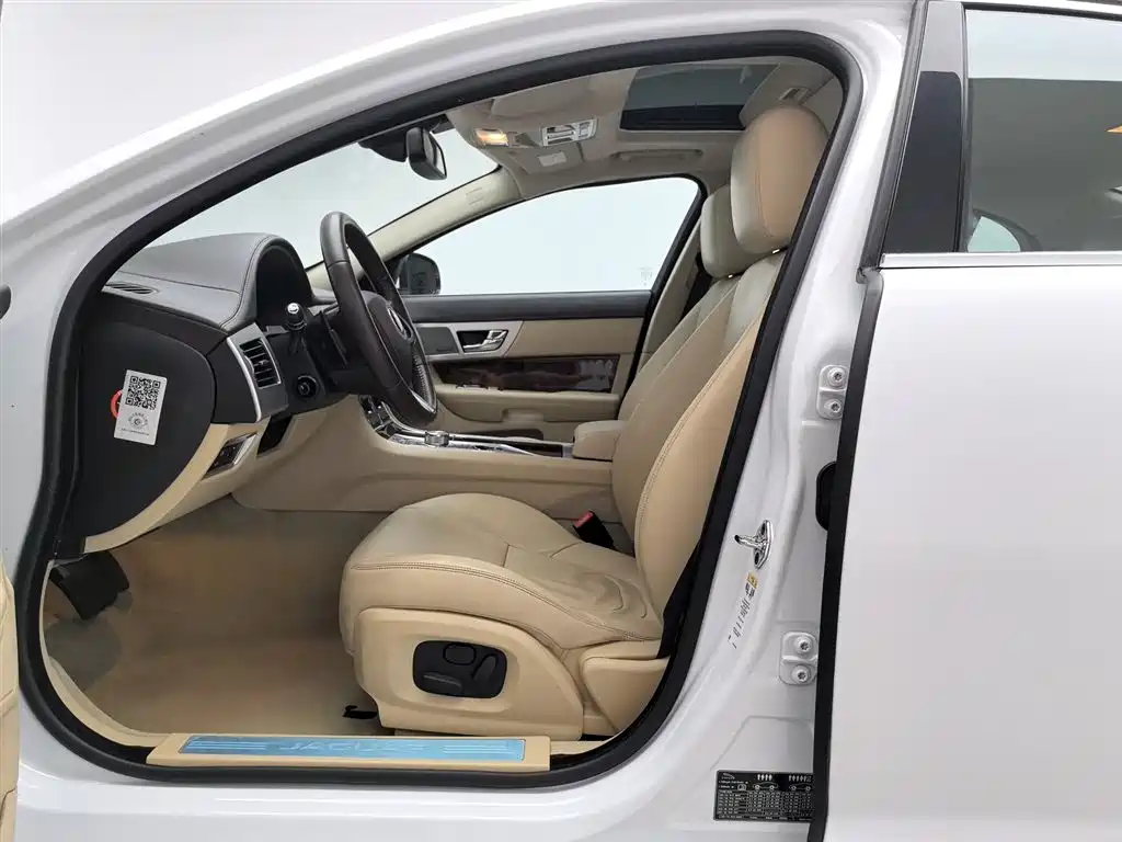 Jaguar XF 2014 — фото 10