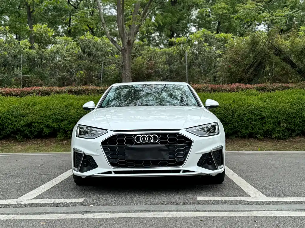 Audi A4L 2021 — фото 1