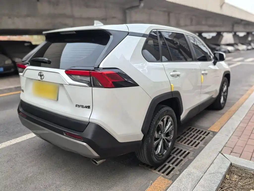 Toyota RAV4 2023 — фото 10