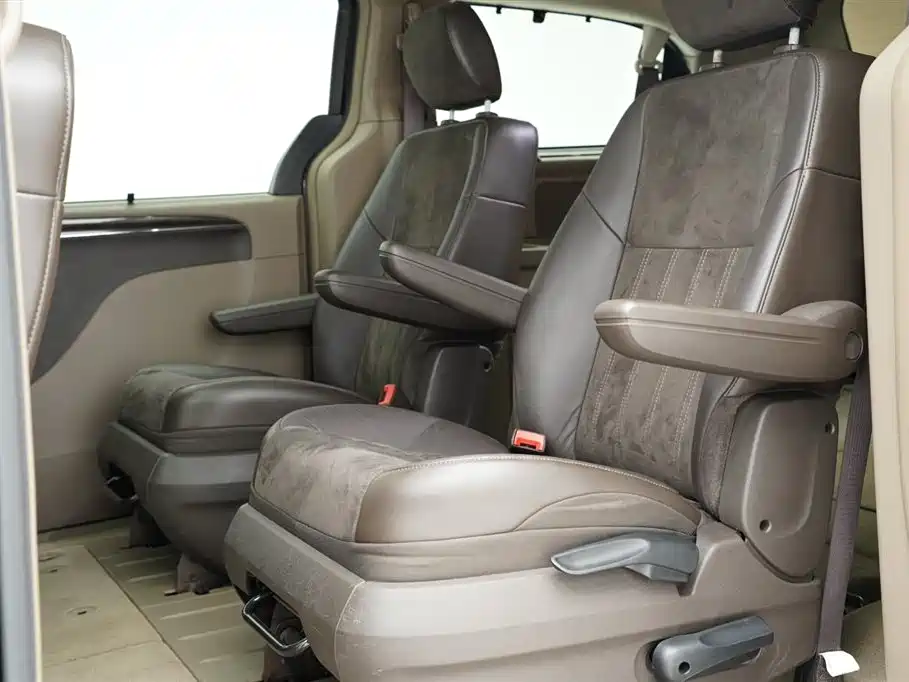 Chrysler Grand Voyager 2017 — фото 10