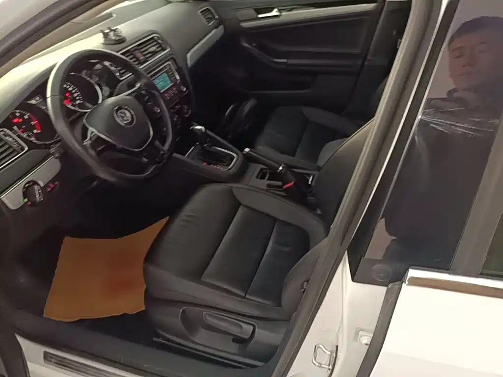 Volkswagen Sagitar 2016