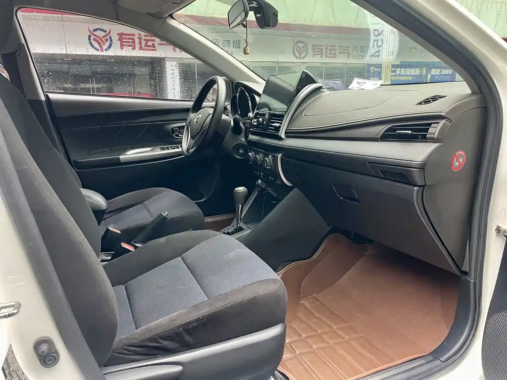 Toyota Yaris L 2015 — фото 10
